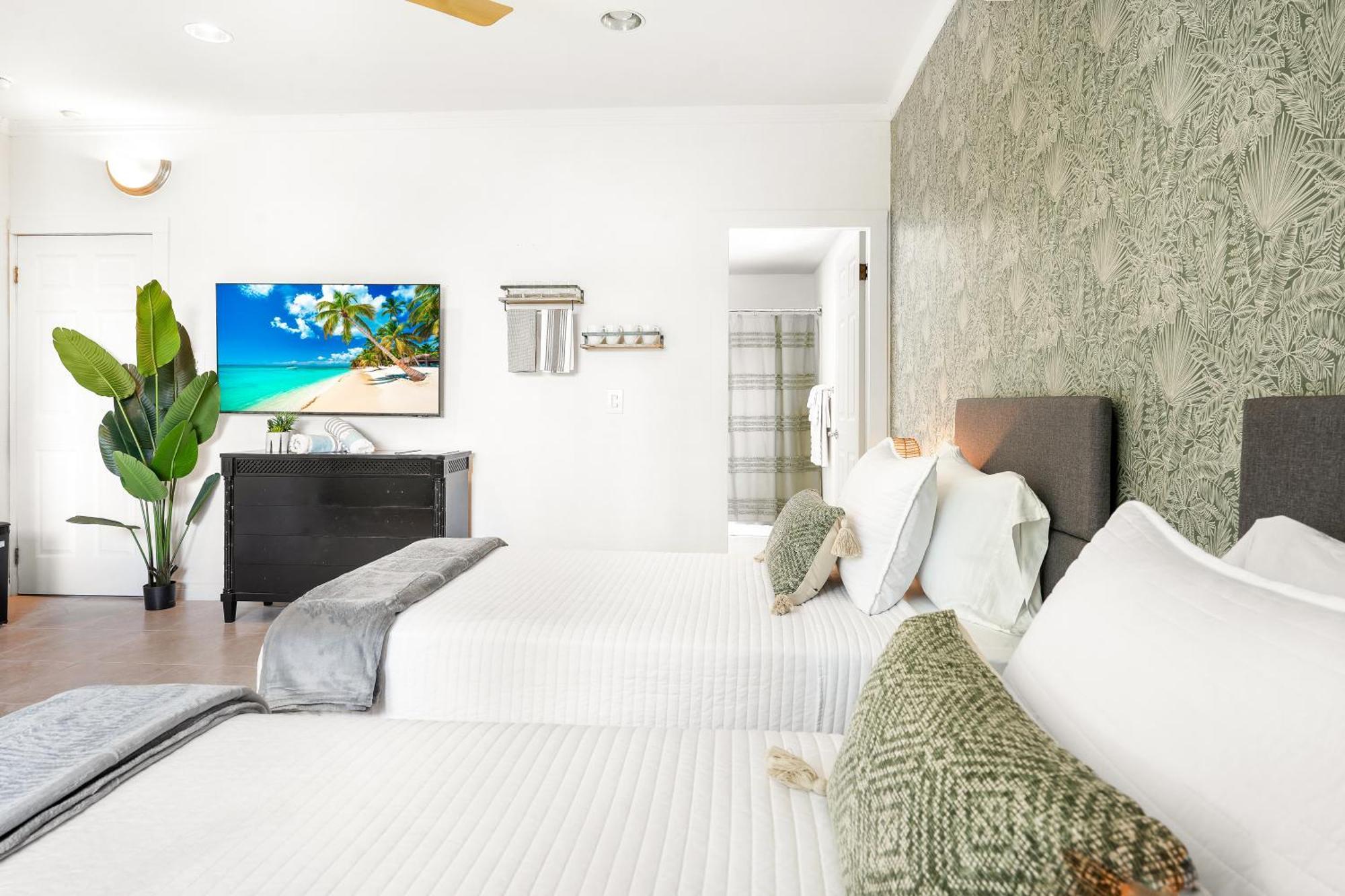 Cobalt Coast Resort West Bay Exteriör bild